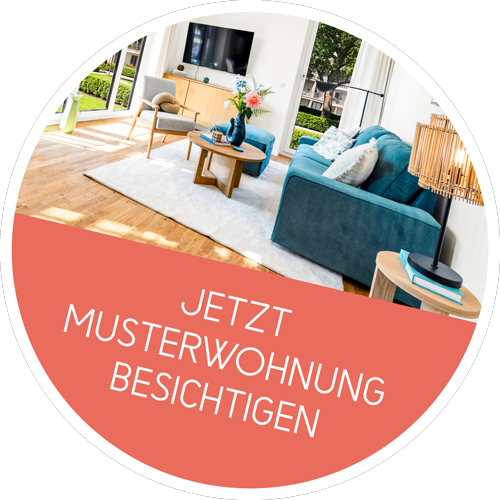 Stoerer-Musterwohnung Modernes Wohnzimmer mit Sofa, TV und Text: Jetzt Musterwohnung besichtigen.