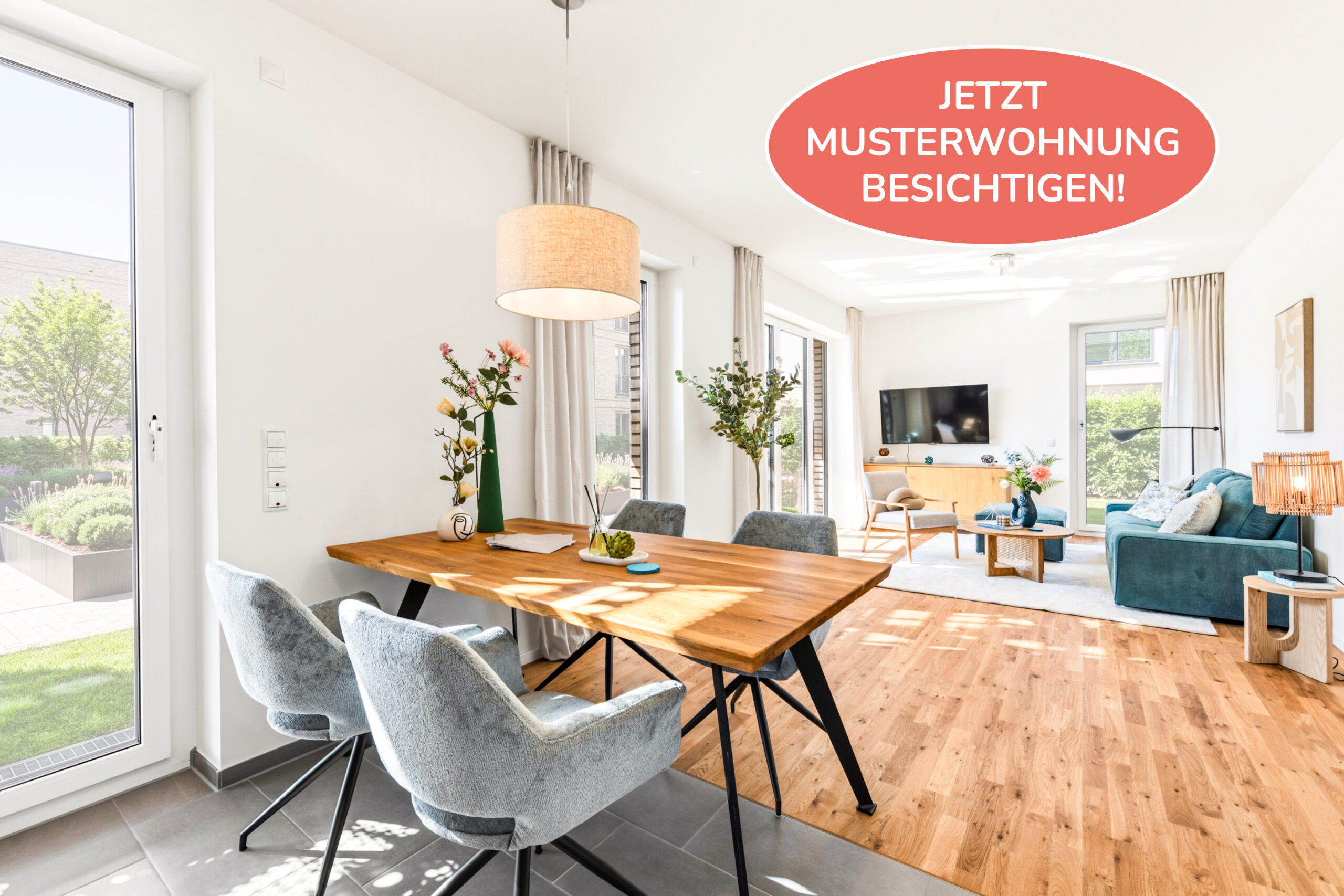 Vorlage_Newsletter_Störer_EMMA&AUGUST Helles, modern eingerichtetes Wohnzimmer mit Essbereich und Werbung im Bild.